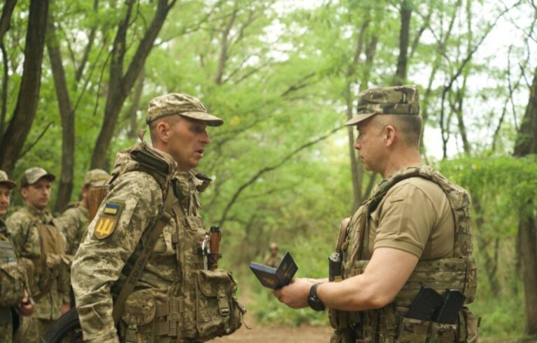 Прикарпатець Віктор Савчин (Мольфар) отримав “Хрест хоробрих” з рук Головкома ЗСУ (ФОТО)