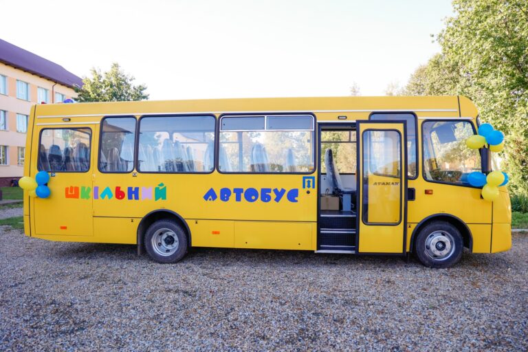 На Прикарпатті ще дві громади отримали новий шкільний автобус