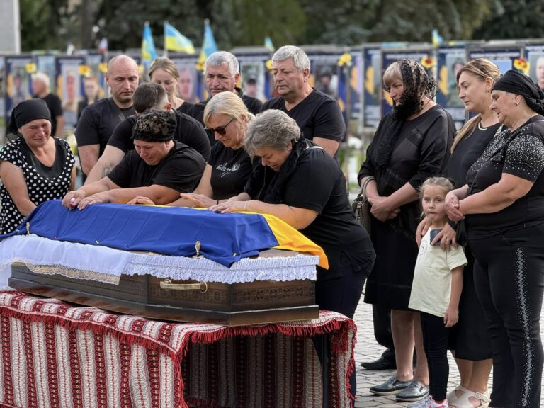 На Коломийщині попрощалися з 28-річним Михайлом Романюком, який загинув від FPV-дрона (ФОТО)