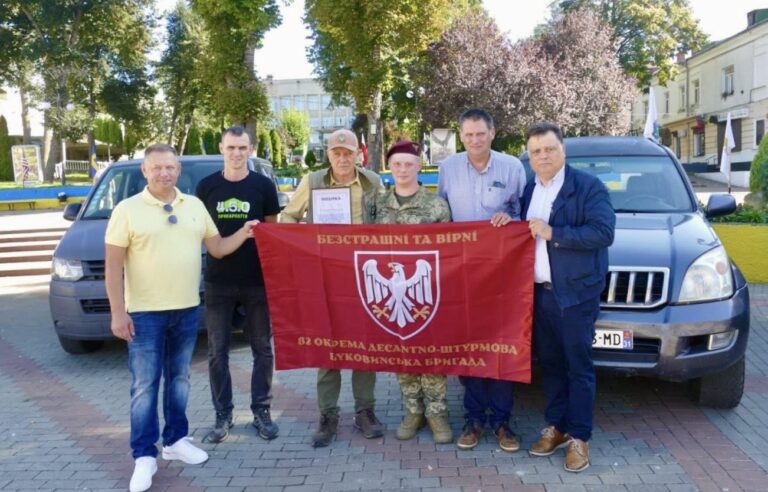 У Калуші бельгійці передали 15 машин для ЗСУ