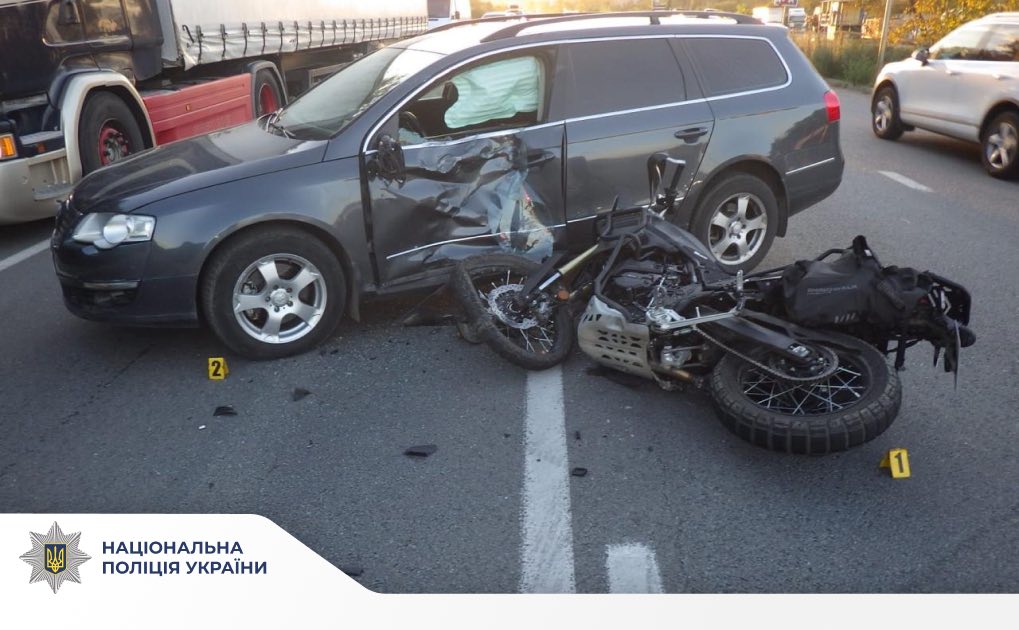 У Калуші мотоцикл зіткнувся з автівкою: водія двоколісника госпіталізували (ФОТО)