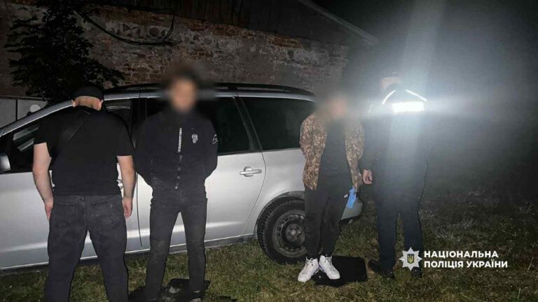 У Ворохті двоє хуліганів розтрощили автобус: їх затримала поліція