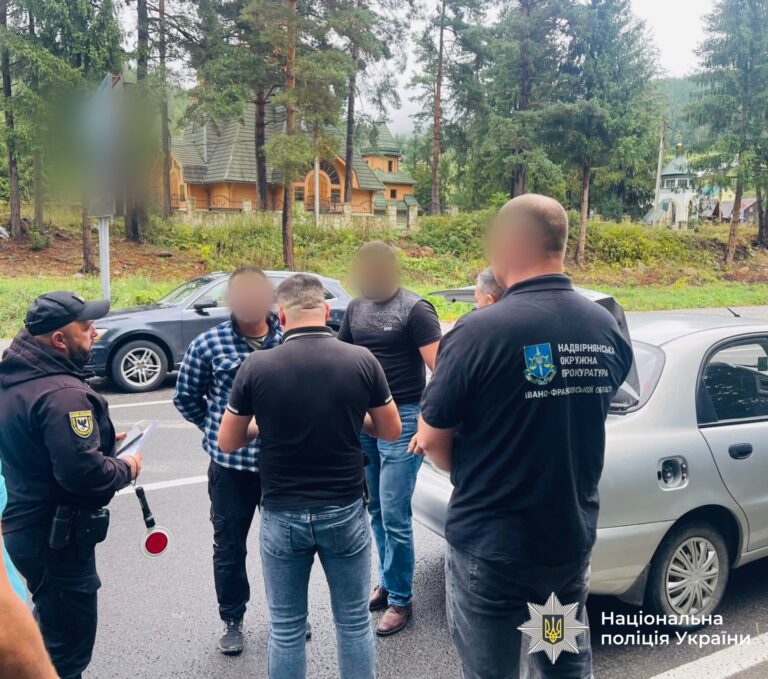 У Поляниці в наркодилера знайшли 130 рослин коноплі та 70 000 гривень (ФОТО)