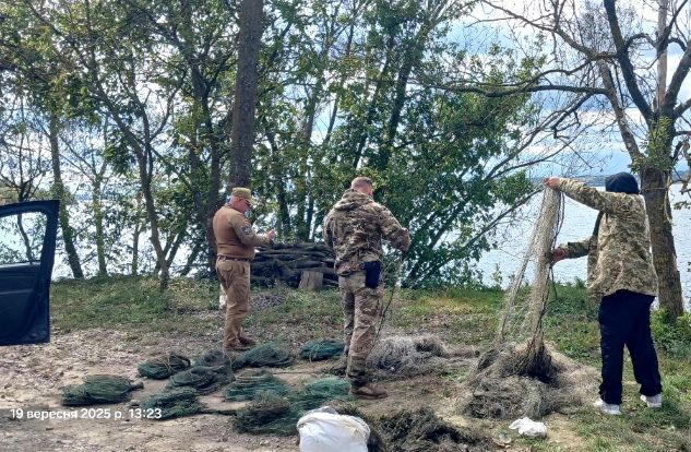 На Бурштинському водосховищі рибпатрульні вилучили браконьєрські сітки та ятері