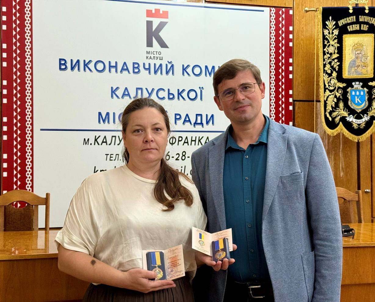 У Калуші батьків полеглих Героїв України Бутусіних відзначили нагородою “За заслуги перед громадою”