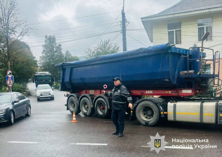 У Яремчі жінка, на яку наїхала вантажівка, померла в лікарні