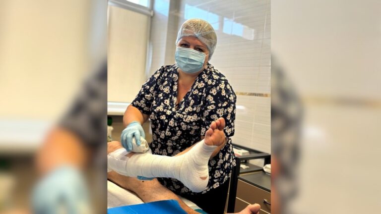 “Професія медсестри – це серце медицини”: як франківка вже 25 років працює у відділенні урології
