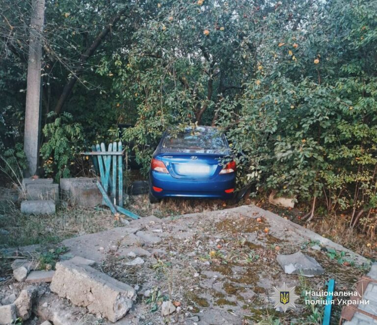 У Крихівцях Hyundai “протаранив” паркан та опинився у приватному дворі (ФОТО)