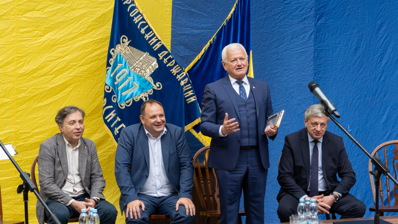 Вчетверте не у рідному місті: Херсонський університет відзначив День знань у Франківську (ФОТО)