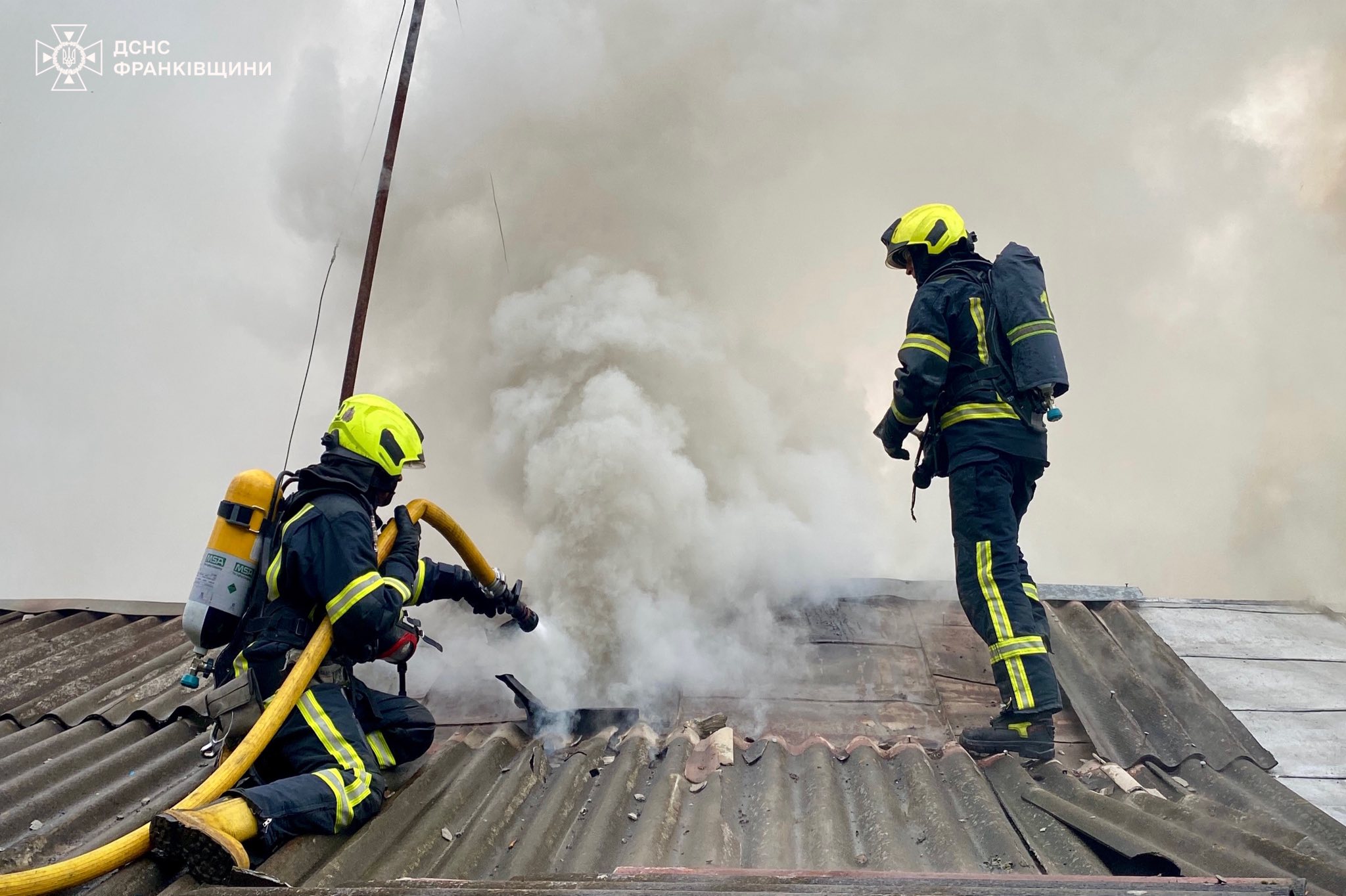 У Крихівцях горів будинок та прибудова: пожежу ліквідували за 20 хвилин (ФОТО)