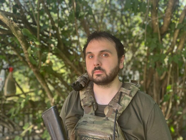 “Не розумію, як можна спокійно дивитись на атаки росії і не брати активну участь із захисту рідної землі”, — прикарпатський воїн Петро Надурак