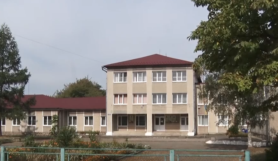 Школярі з Отинійщини зібрали 4 тонни яблук і купили дрони для ЗСУ (ВІДЕО)