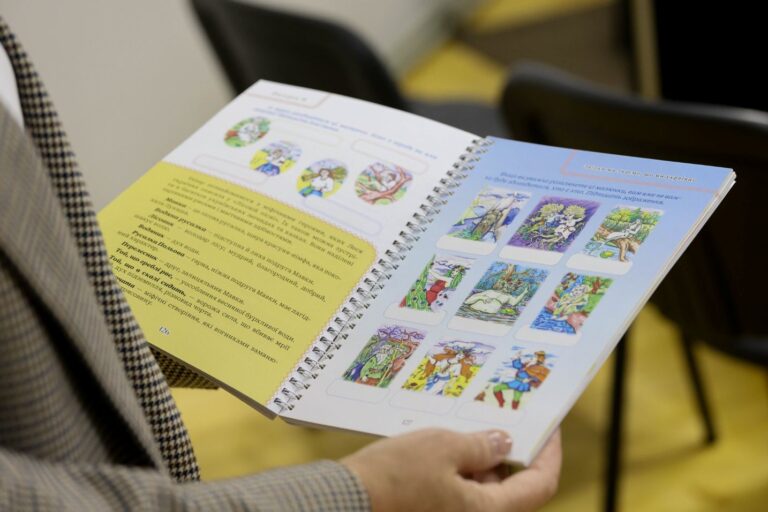 Викладачка з Калуша створила посібник для дітей української діаспори