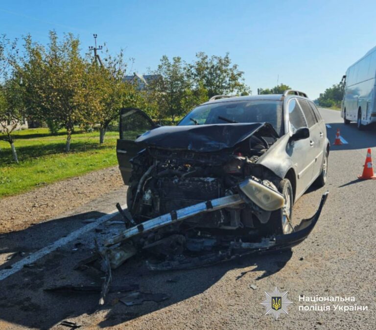 На Снятинщині зіткнулися два легковики: травмувалася пасажирка (ФОТО)