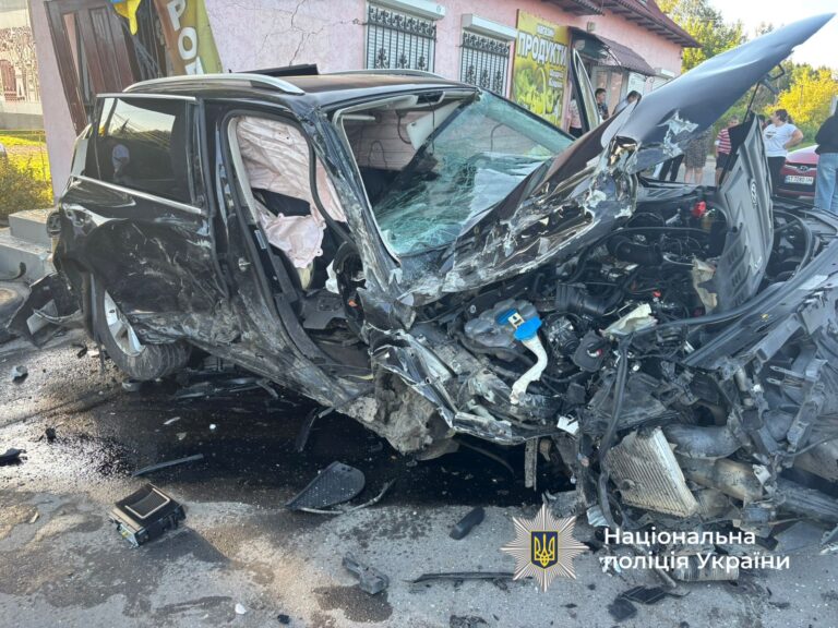 На Надвірнянщині водій після аварії врізався у магазин: є травмовані (ФОТО)