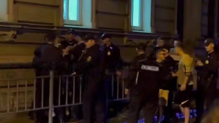 У центрі Франківська двоє молодиків побили нацгвардійця та побилися між собою
