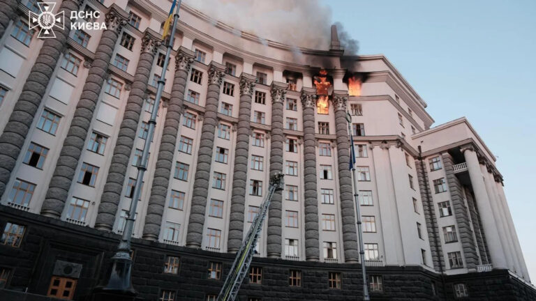 У Києві після російських атак спалахнула будівля уряду (ФОТО)