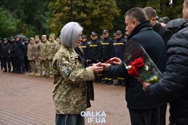 “Мій син був добрий і хоробрий”: у Франківську вшанували воїнів “Дзвоном Пам’яті” (ФОТО)