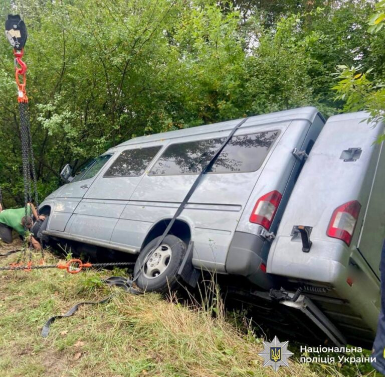 Мікроавтобус у кюветі: на Прикарпатті громадянин Молдови потрапив у ДТП (ФОТО)