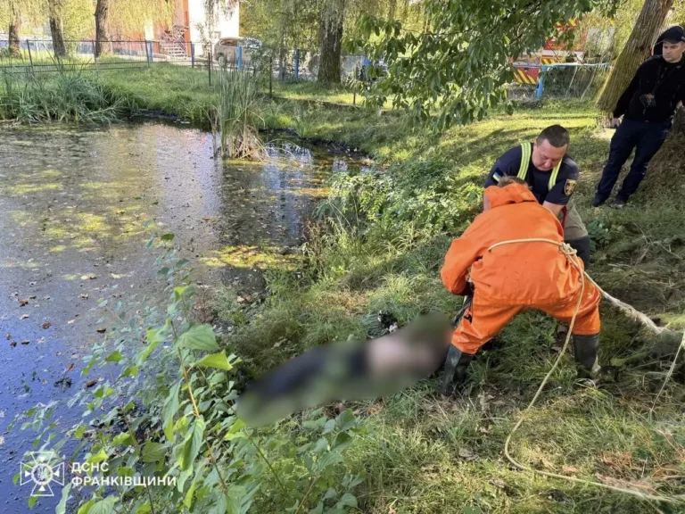 На Надвірнянщині з водойми витягли тіло чоловіка