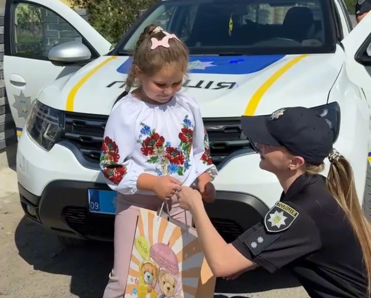 Подарували рюкзак й супроводили на лінійку: прикарпатські ювенали долучилися до акції “Відведи дитину до школи”