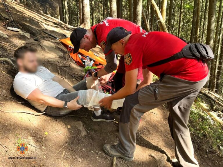 У горах Прикарпаття травмувалися двоє туристів — з Києва та Тернополя (ФОТО)