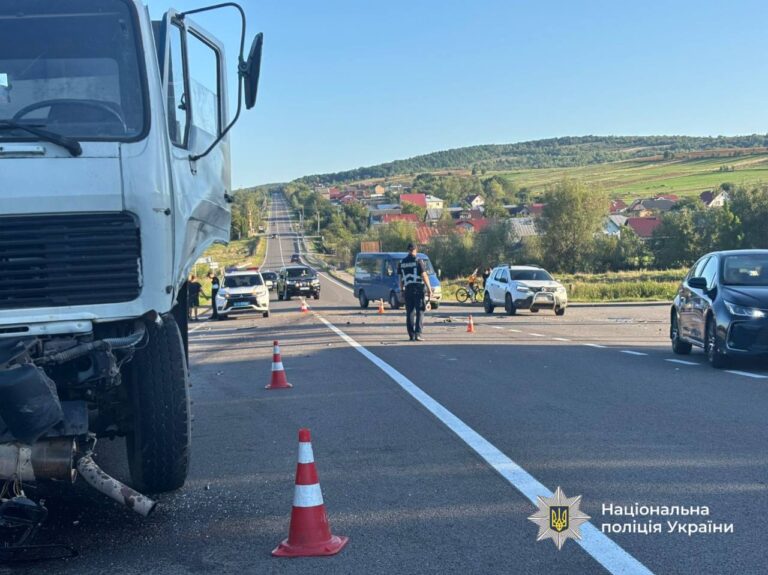 У селі Гвізд Volkswagen після зіткнення з вантажівкою влетів у магазин (ФОТО)