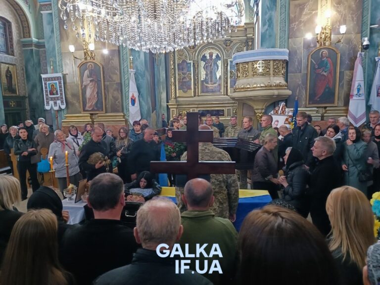 Сотні франківців прощалися з розвідником Романом Веркальцем (ФОТО)