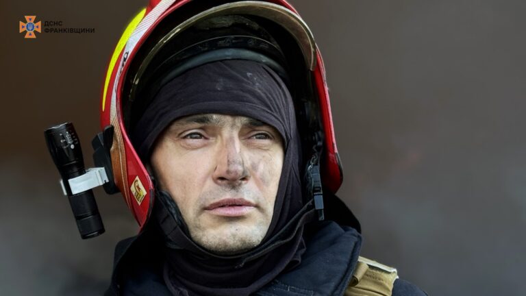 “16 годин боротьби”: як виглядають рятувальники, які гасили пожежу після обстрілу у Калуші (ФОТО)