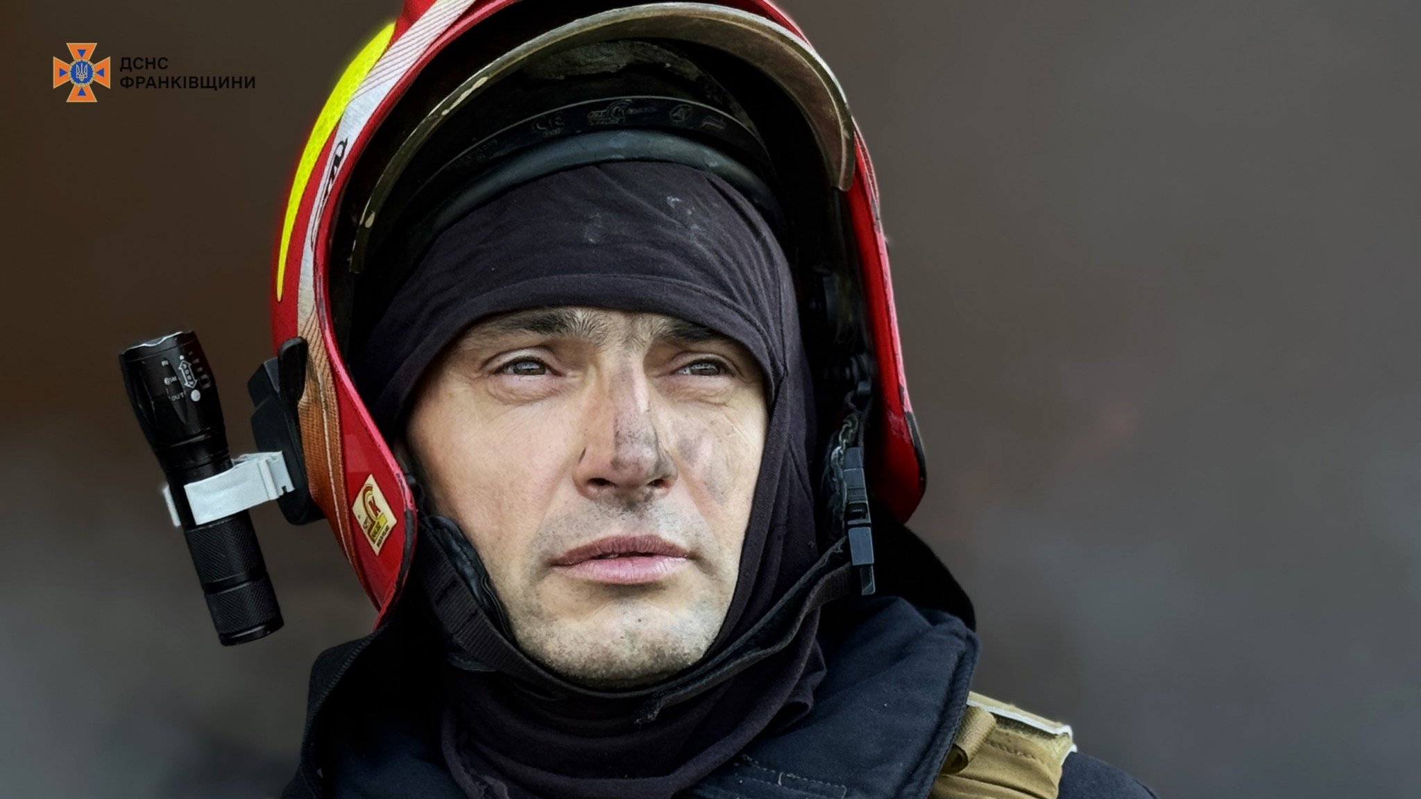 “16 годин боротьби”: як виглядають рятувальники, які гасили пожежу після обстрілу у Калуші (ФОТО)