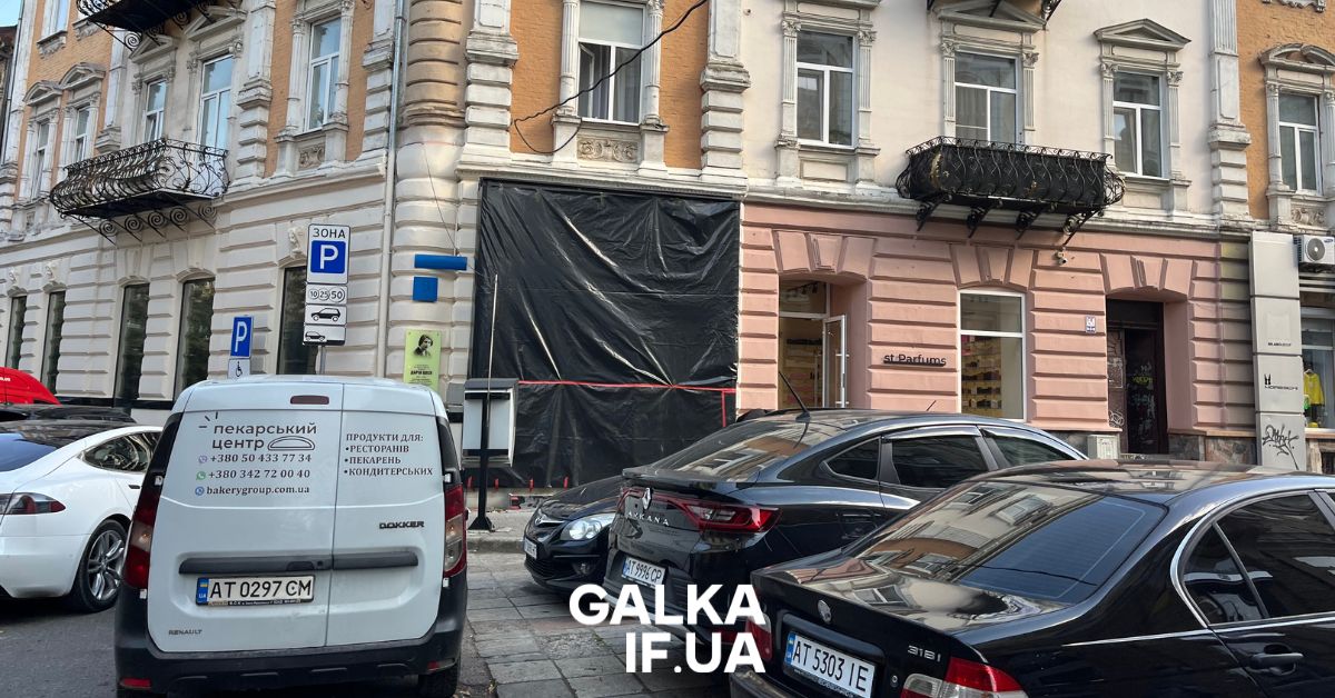 Скляна прибудова на Шашкевича: підприємця через суд змушують відновити памʼятку
