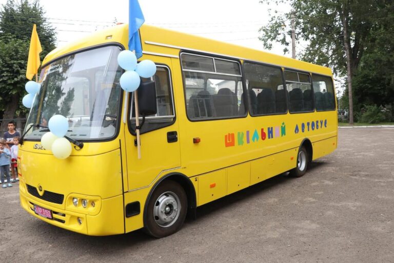 Єзупільська громада отримала новий шкільний автобус