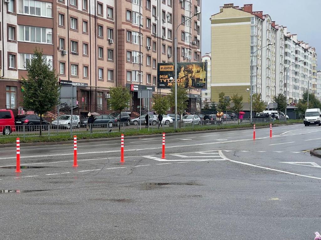 У Франківську встановили стовпчики біля “Епіцентру” та “Арсену”, щоб водії не порушували правила
