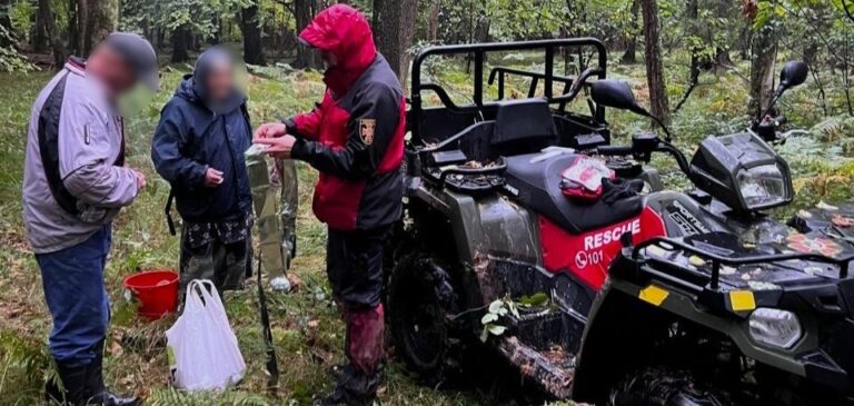 На Прикарпатті рятувальники шукаючи в лісі заблукалого грибника, знайшли ще й жінку (ФОТО)