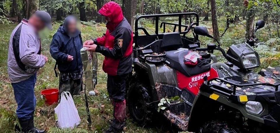 На Прикарпатті рятувальники шукаючи в лісі заблукалого грибника, знайшли ще й жінку (ФОТО)