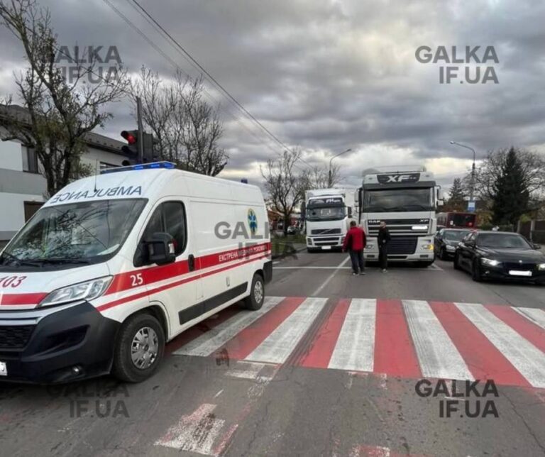 У Франківську вантажівка переїхала пішохода: його забрала “швидка” (ФОТО З МІСЦЯ)