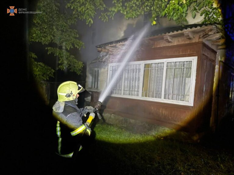 У Надвірній в палаючому будинку виявили тіла двох людей (ФОТО)