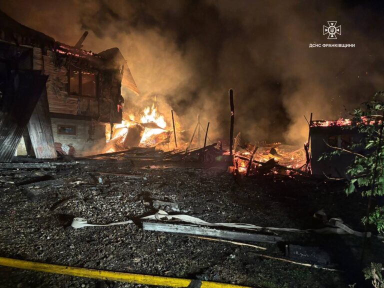 На Коломийщині горів будинок: постраждали четверо людей (ФОТО)