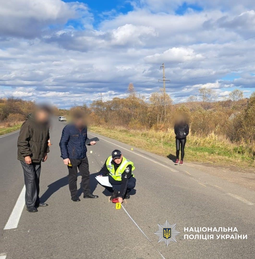 На Долинщині у кюветі знайшли тіло чоловіка: водій втік з місця ДТП (ФОТО)
