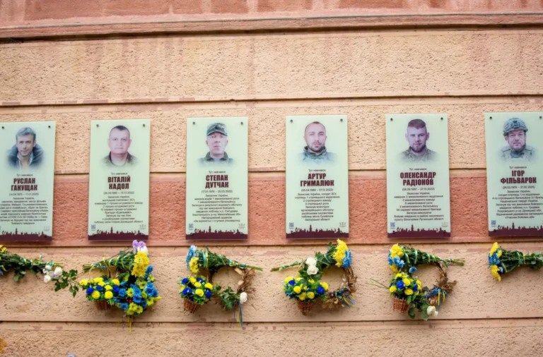 У Франківську відкрили меморіальні дошки полеглим захисникам Руслану Ганущаку та Ігорю Фільварку