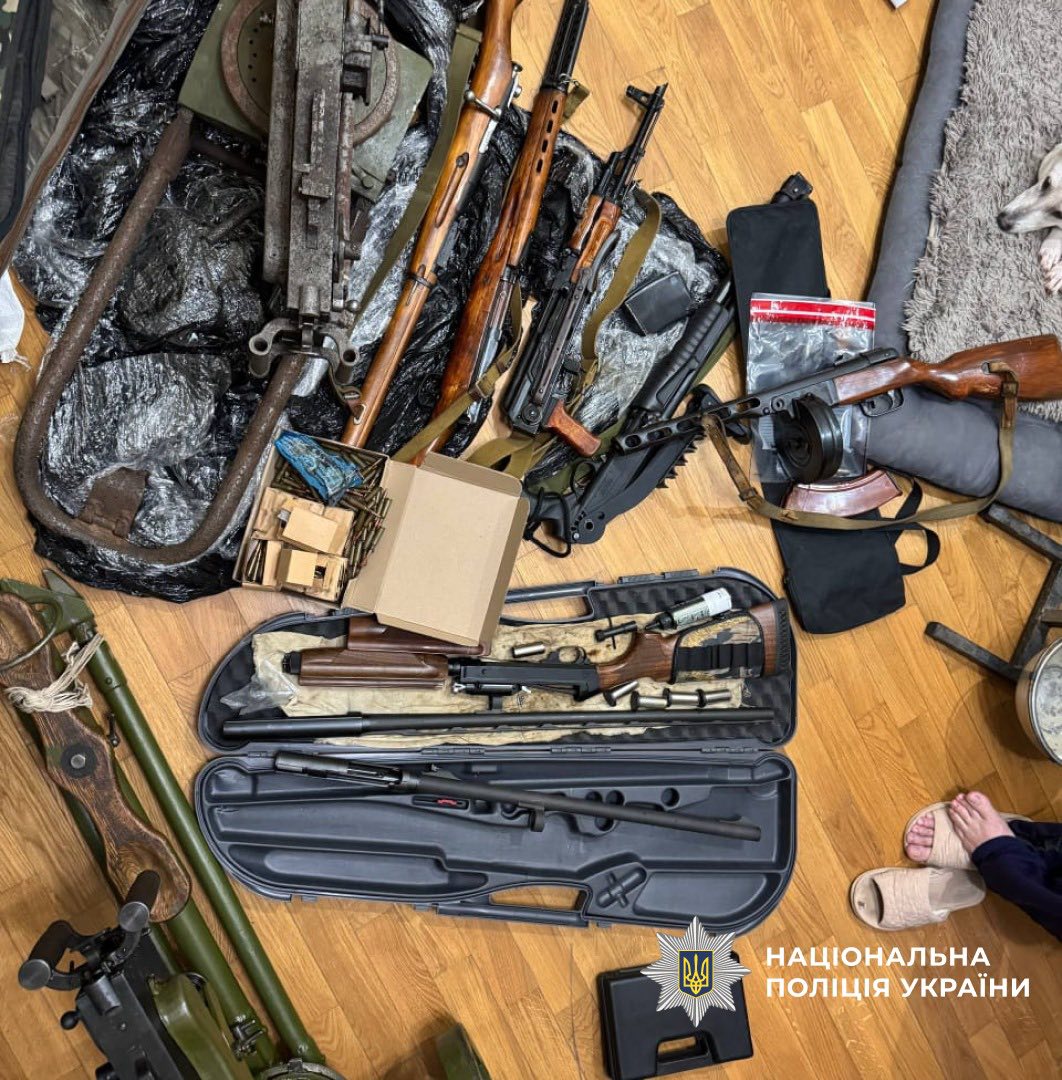 Кулемет, гвинтівки та рушниця: на Прикарпатті чоловік зберігав вдома цілий арсенал зброї (ФОТО)