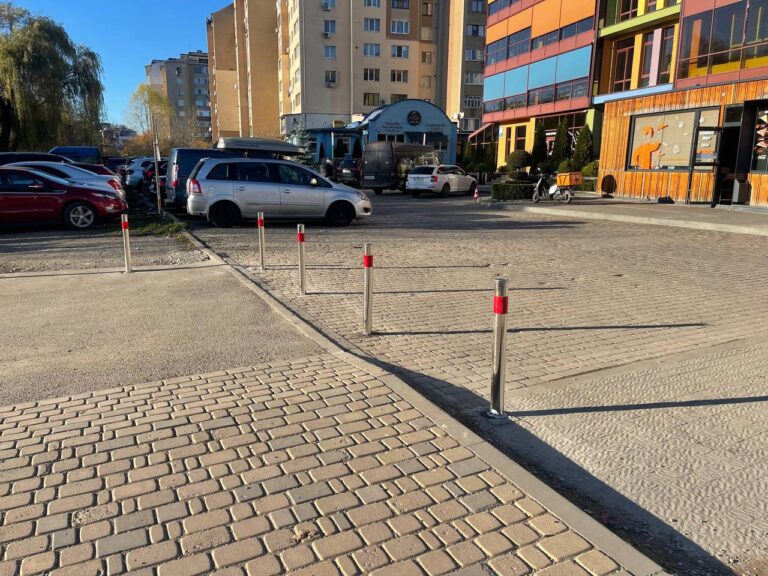 “Стовпчикове місто”: соцмережі про встановлення обмежувальних делінеаторів у Франківську