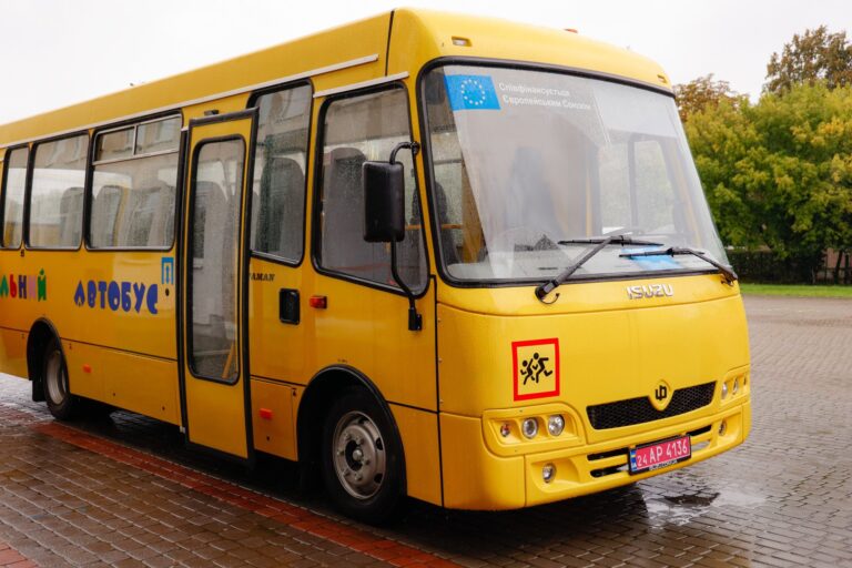 Коломийська громада отримала новий шкільний автобус