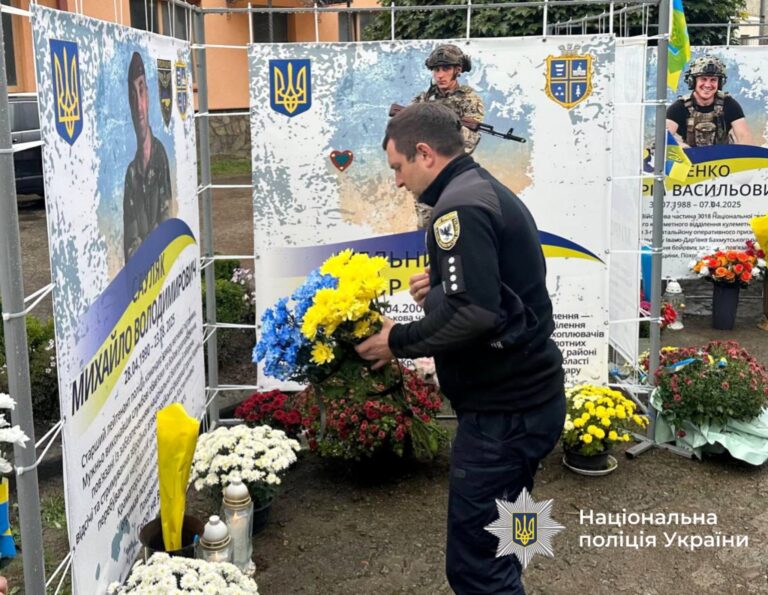 На Прикарпатті відкрили пам’ятний банер загиблому поліцейському Михайлу Сауляку