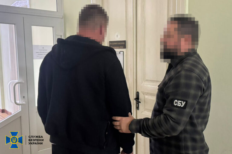 Прикарпатець за 12 тисяч доларів доправляв чоловіків до кордону та “вказував” шлях до Румунії