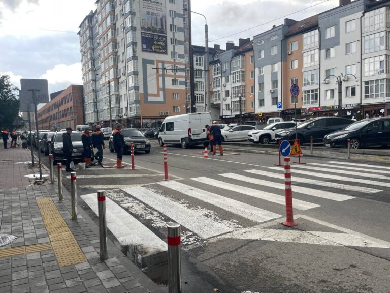 У Франківську на вулиці Мельника встановлюють “берлінські подушки” та підсвітку переходу