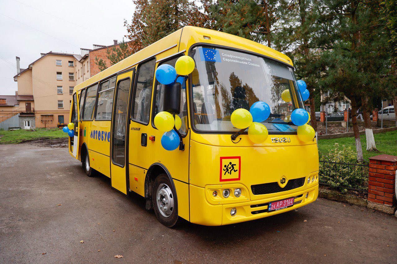 Тлумацька громада отримала новий шкільний автобус