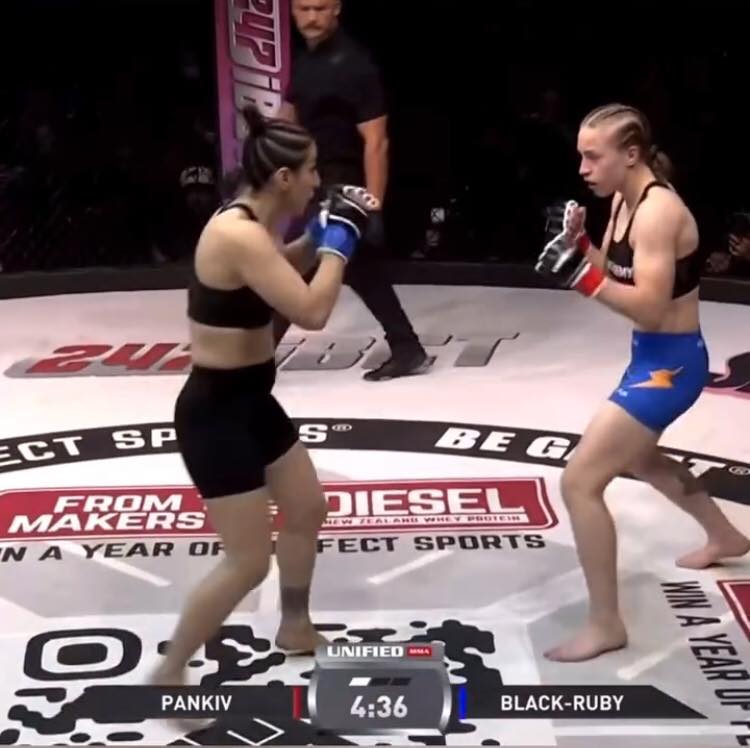 Прикарпатка Марта Паньків перемогла у професійному бою ММА в Канаді (ФОТО)