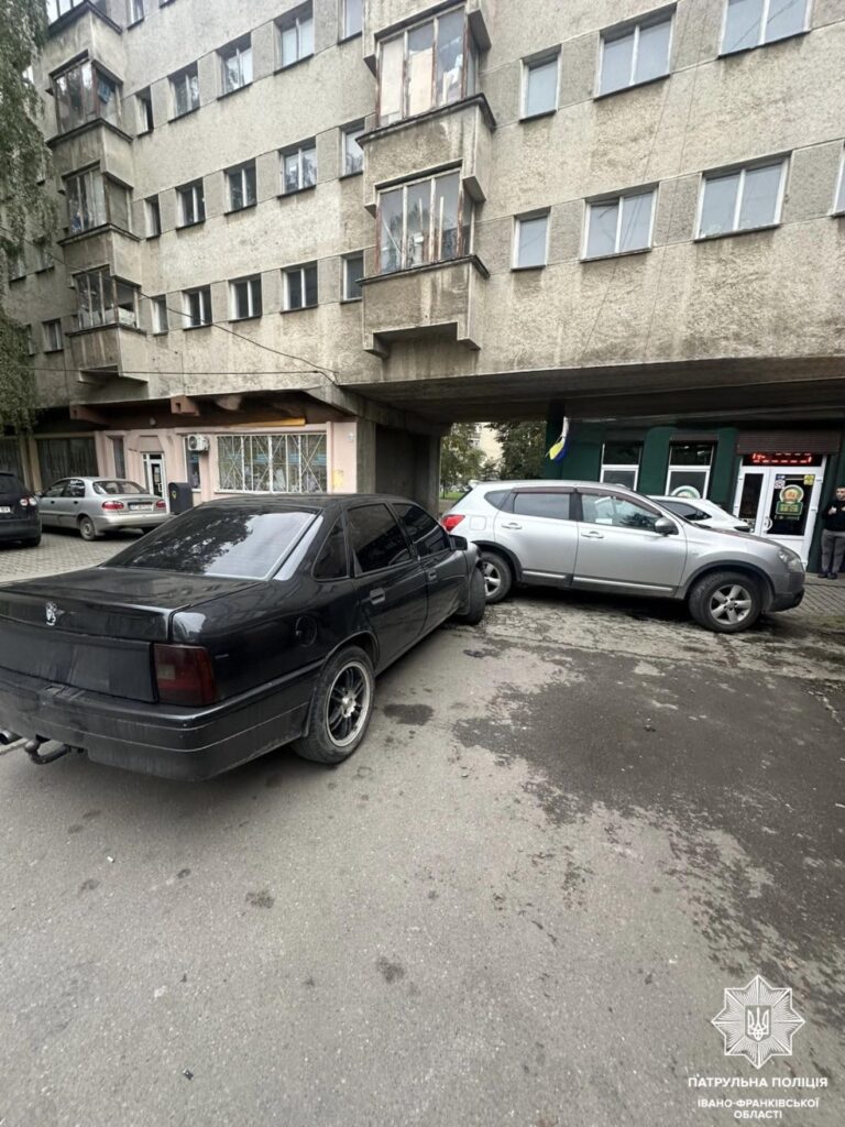 У Франківську п’яний водій без посвідчення врізався у припарковане авто (ФОТОФАКТ)