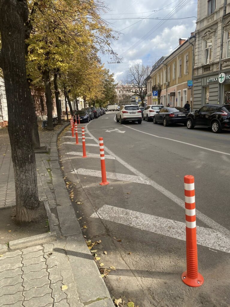 У Франківську встановлюють обмежувальні стовпчики біля пішохідних переходів: тепер на Мазепи (ФОТО)